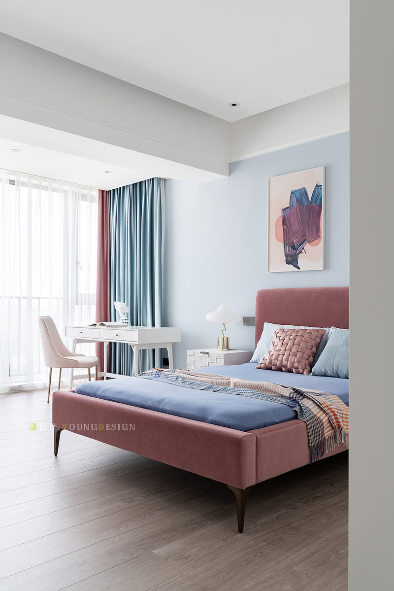女孩房在设计上延续了整体简约的基调，蓝色艺术漆+粉色软装的组合有一种治愈的力量，为空间增添一份柔情与细腻。
