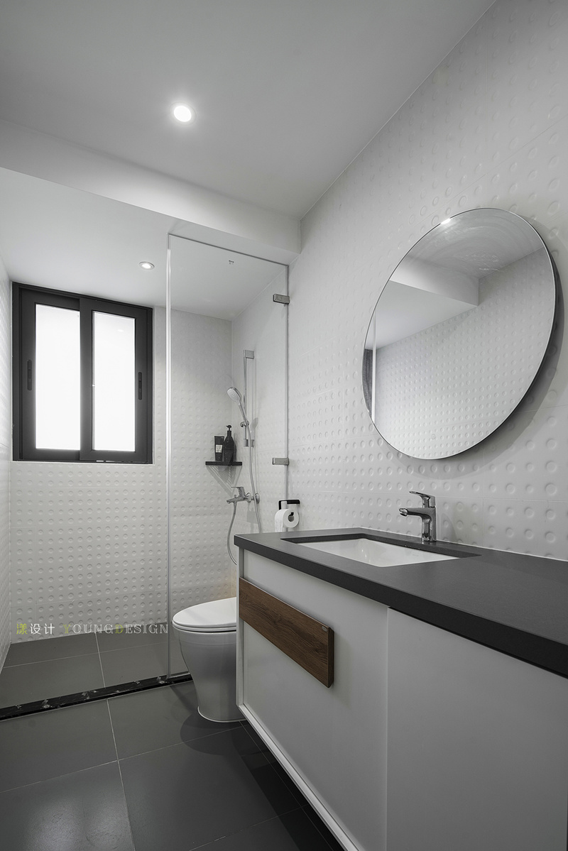 公卫规划合理，布局明确，淋浴区用玻璃门作为隔断，墙面使用现代、有序的瓷砖材质，更显时尚、未来。
