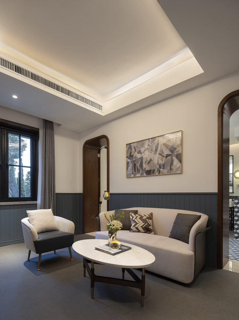 沙发区在蓝白色的基调中透着优雅与随性，从实用的角度到艺术的发挥，构成设计的主体。