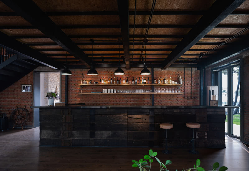 5号咖啡厅吧台----黑色利落的直线条贯穿空间结构，凸显出红砖墙的复古。浓浓的咖啡香气弥漫在充满历史感的空间，仿佛一切都可以穿越到过去。