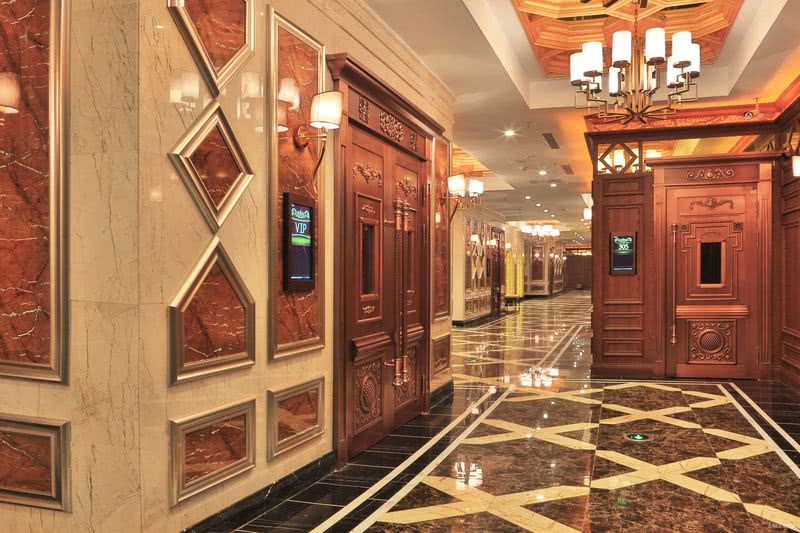 三层作为空间的主体，在走廊的装饰元素上添加了有浓厚中式味道并带有吉祥寓意的《祥云》及一些新中式吊灯，也希望借此体现歌剧的主要场景“中国的巨大的皇宫影像”。