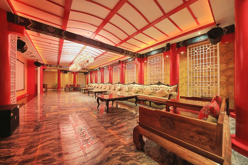 三层最大的VIP包房以明清宫廷式的装饰风格来呼应歌剧中的主人公中国公主“图兰朵”生活空间-皇宫。