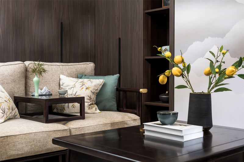 客厅空间里实木布艺软包的座椅，
形式讲究的沙发、硬包，精心的工艺品放置，
在精雕细琢的细节里传达于环境，
丰富了居者的视觉感受。
同时，客厅空间里还隐藏着一张床，
在必要的时候可以转变成卧室使用，
提升了客厅的功能性。
