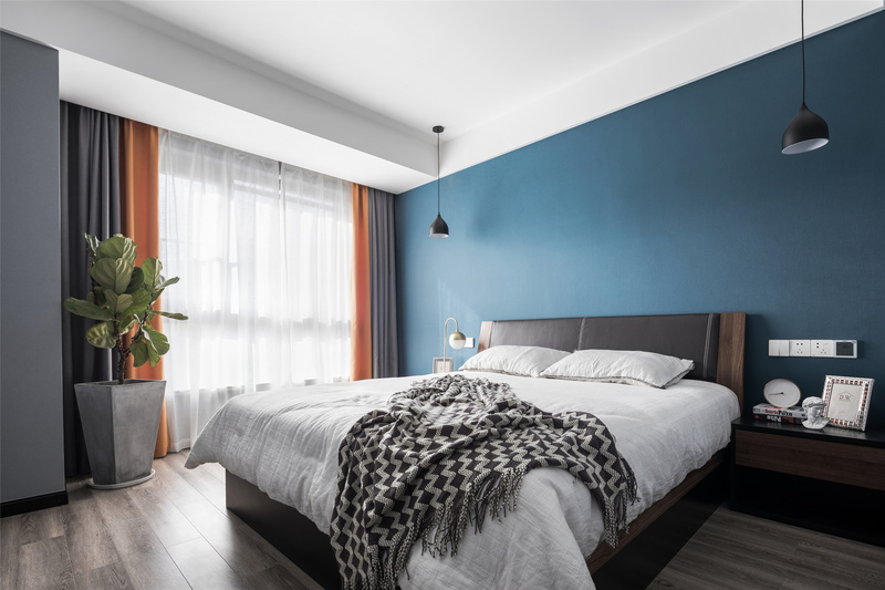 主卧风格延续客厅的现代极简，减少过多的赘饰让空间更加舒适。触感温润的木地板，再加上中性的蓝色背景墙放松身体每一处神经。
