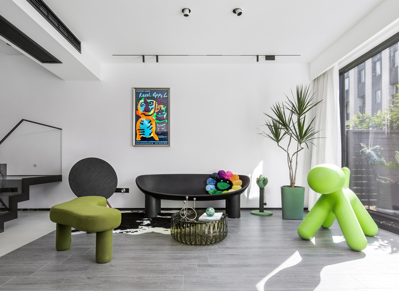 一楼会客区以现代简约家具组合个性十足的油彩画，大胆的色彩搭配呈现出和谐的过渡，在光影的四时变换中赋予空间丰富的饱和度，加强艺术感染力，塑造出个性的空间文化主题。