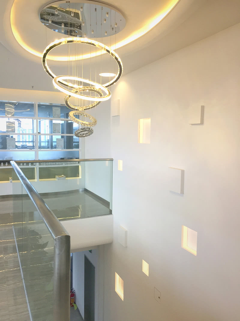 在部分办公空间分割的上采用条纹大理石材质，既能体现现在感，又使空间分割上形成了层次感，丰富了空间。在员工的办公家具上采用干净的白色
