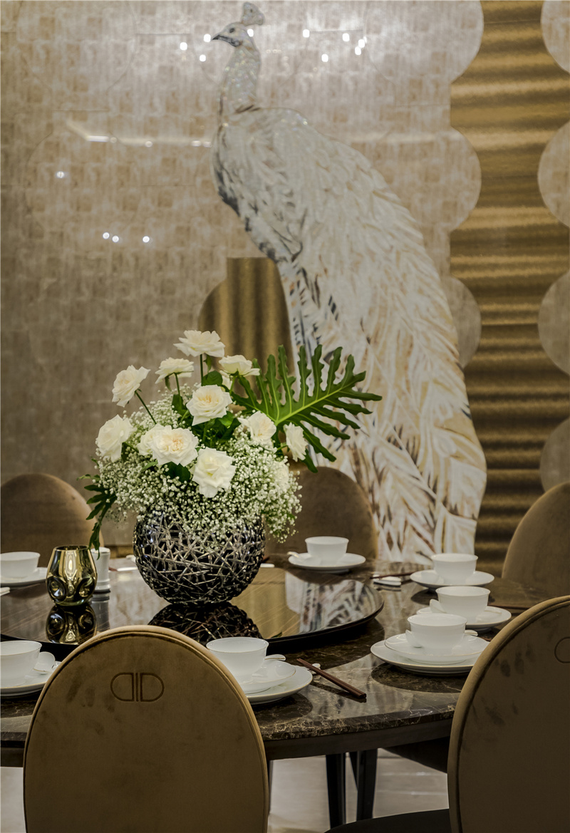 新古典风格的餐桌，是来自于意大利的LONGHI华丽、优雅而闻名。与侧边Roche Bobois现代系列升降酒柜相融一体。酒柜很高级可升降，让家庭聚餐开始前，营造满满的仪式感，幸福浪漫又温馨。

餐椅选用的是意大利品牌DAYTONA，优雅的风格纯粹而明显。
坚守传统工艺和手工制造，拥有着精致且舒适惬意的造型。
让劳累工作归来男主人，就餐同时感受来自家的细致呵护。