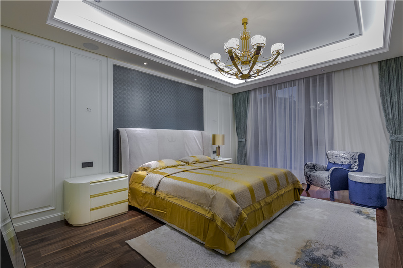 【二楼主卧套房】
设计师对空间的塑造和软装的布置都旨在传达高品质的生活方式。主卧空间摒弃多余的陈设，保留卧室最舒适的状态。色彩上以床为中心弱化周边。