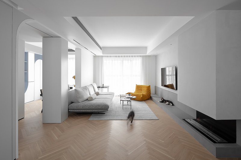客厅以雅致的灰白为主色调
再配上单人黄色沙发，灵动出彩而不显刻意