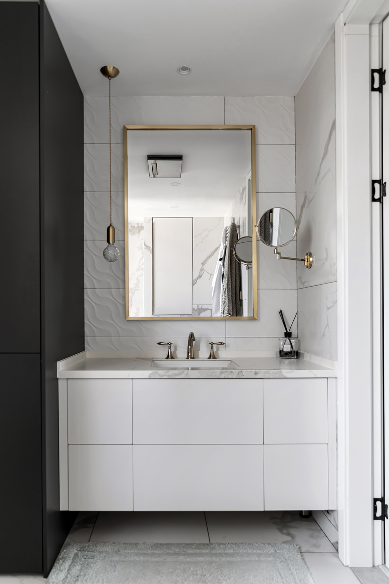浴室柜悬空，不留卫生死角；
定制黄铜浴室镜，美观实用，每个细节都要精致。
