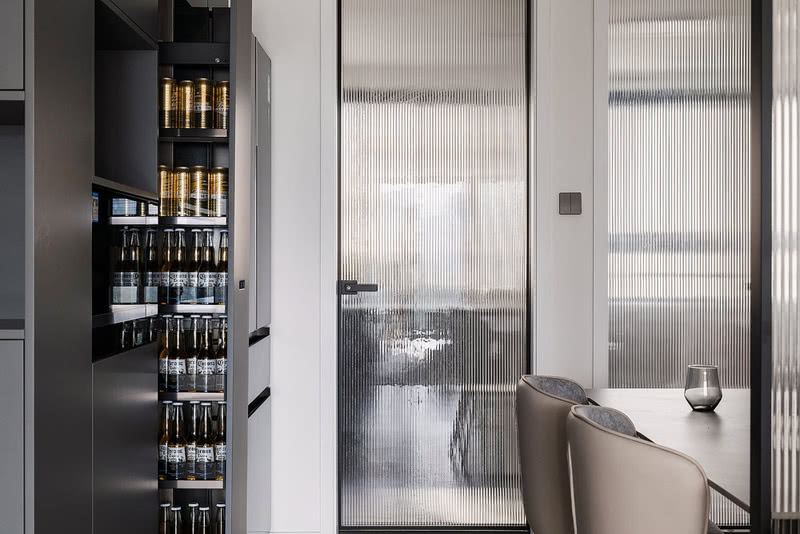 餐边柜“内藏玄机”，手拉式小酒柜，容量可观同时不占空间，便捷实用。 
