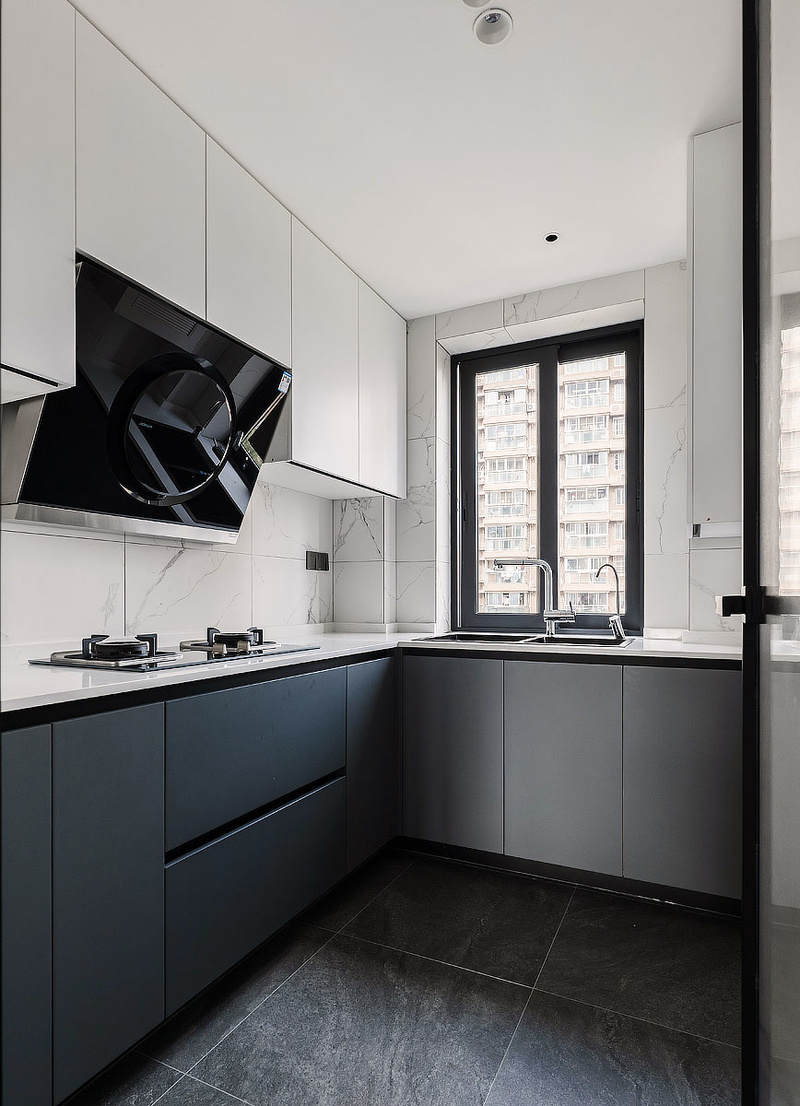 厨房选用L型布局，空间利用率最大化。吊柜选用白色，地柜选用深色，视觉上增加空间的开阔感。