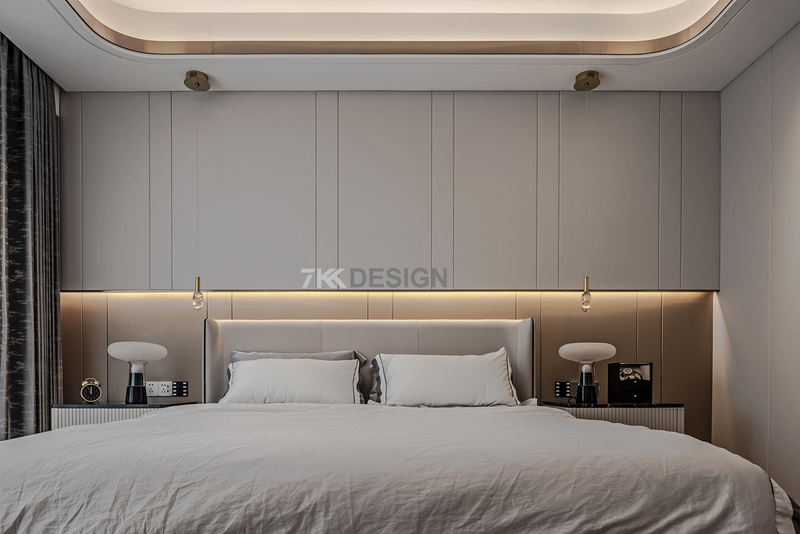 从床品到柜体，墙面，顶部都采用浅色系。在暖光的映衬下营造温馨优雅的睡眠环境。