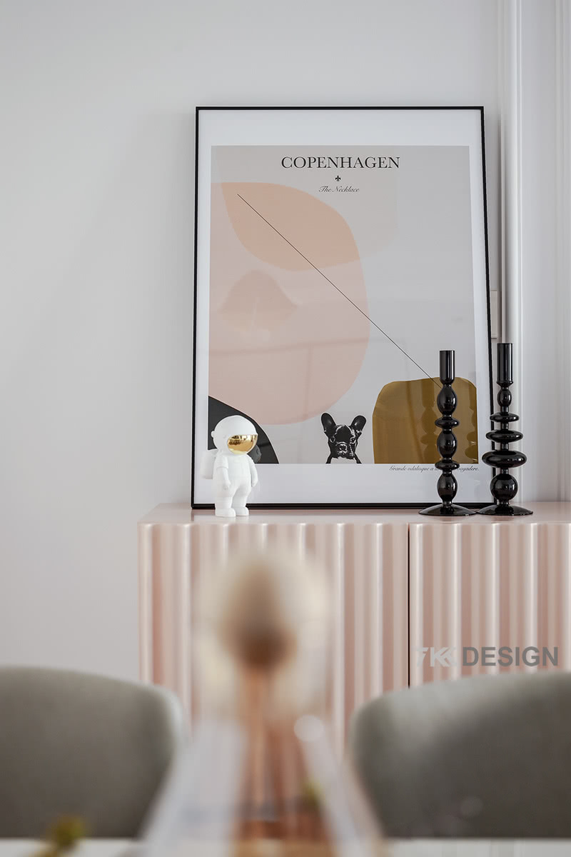 一副几何色彩的装饰画，特意选择大面积的粉色画，和粉色的餐边柜相互对应。
