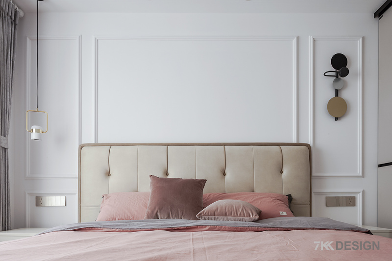 暖暖色系的床头搭配粉红色床品，墙面一边选择时尚雅致的吊灯一边选择个性时尚的壁灯，营造出一个温馨精致的睡眠空间氛围。