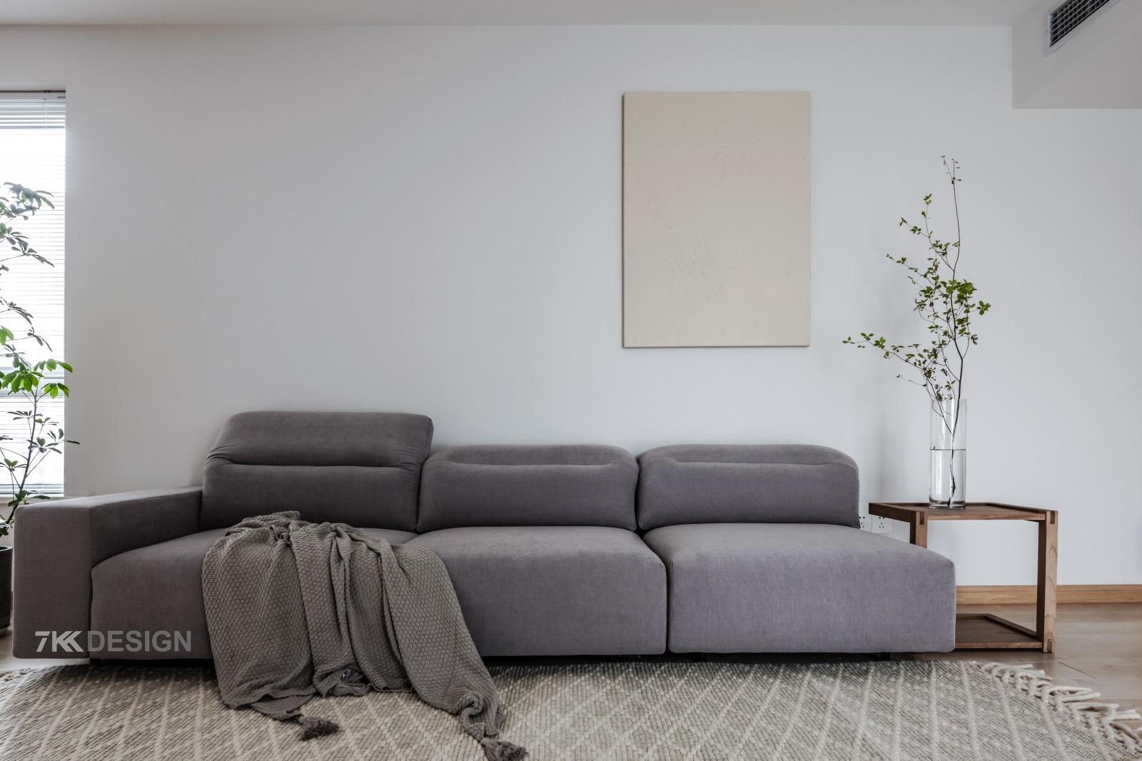 北欧风情的灰色沙发，沉稳而低调，搭配寓意带来幸福的日本吊钟，纯净白色的墙体，饱含生机而不失气质，看一眼便能让人内心平和而舒适。