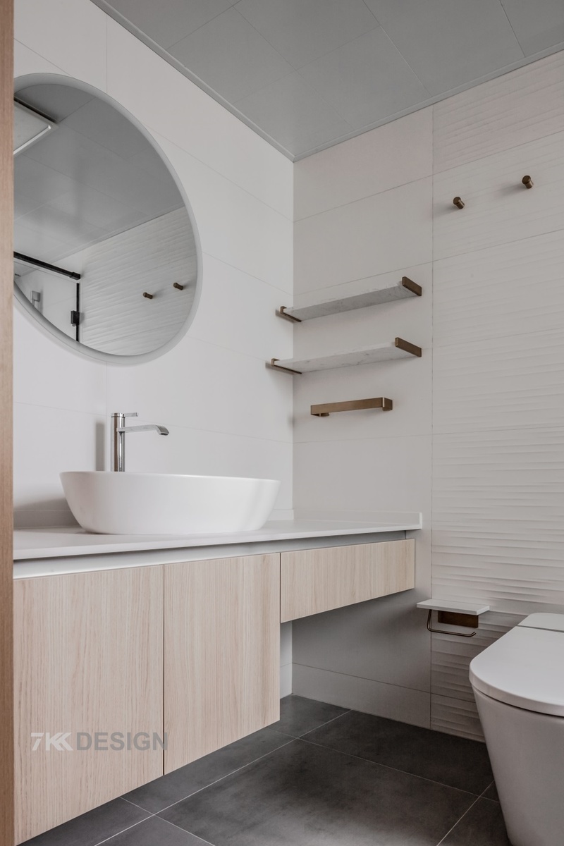 卫生间采用了干湿分离的设计，依旧延续了整屋的原木之风，并且用素雅的纯白色墙砖装饰，风格统一简洁。