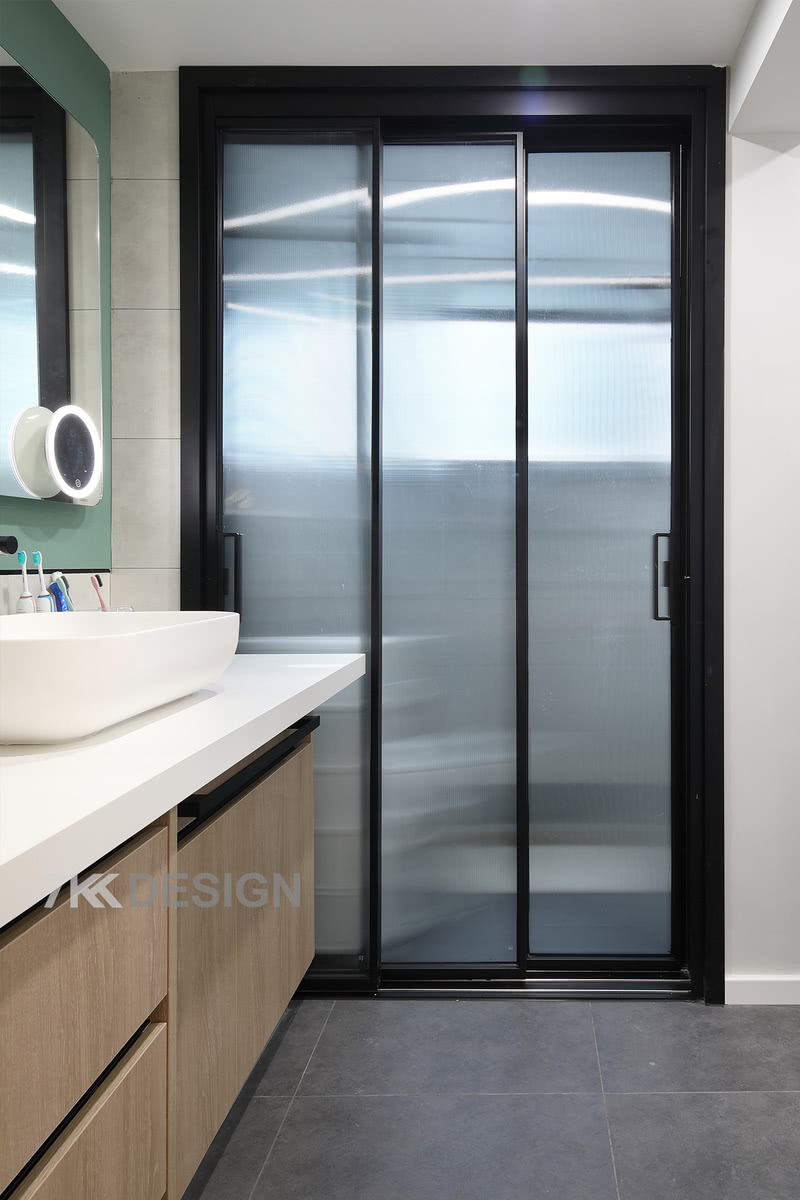 卫生间的黑框三开玻璃移门，黑色的边框沉稳简约，选用磨砂玻璃，不但颜值高，透光，也有一定的隐私性。