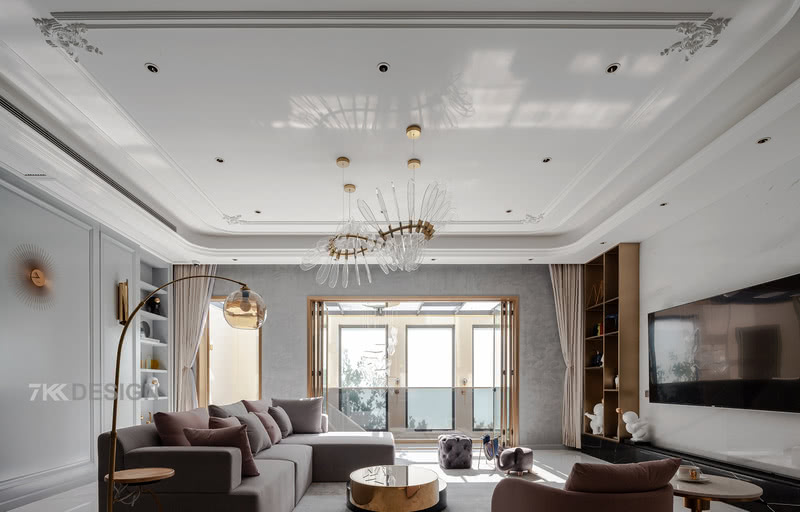 高级质感灰色沙发，搭配质感的黄铜落地灯、茶几、装饰柜，无处不散发着精致、轻奢的气息。