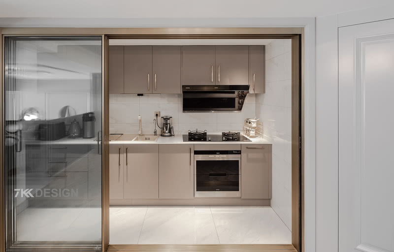 厨房一字型设计，白色地砖拼接，玻璃移门金属边框，营造简洁大气时尚的烹饪环境。