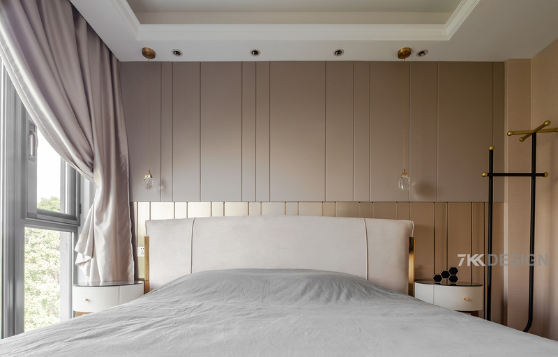 床头背景墙吊柜设计，为卧室增加收纳功能。床头选择左右对称的吊灯搭配，补充光源。
