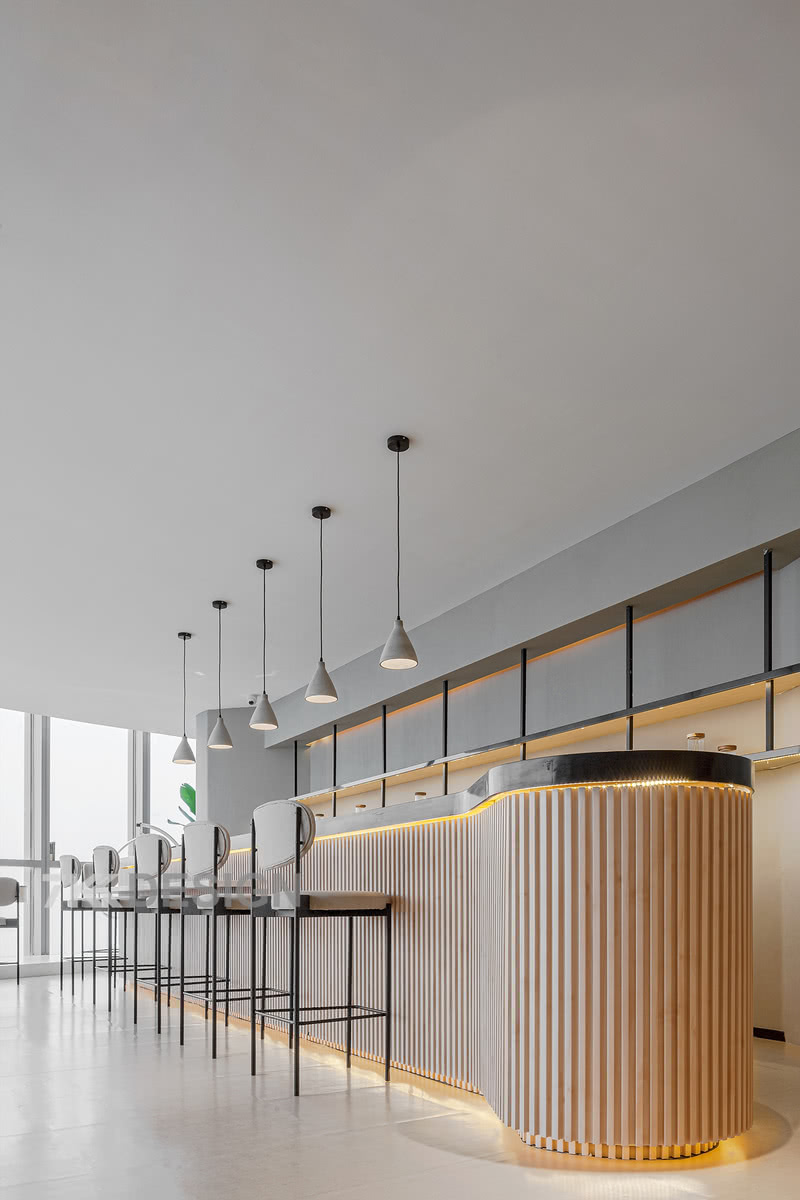 整个吧台以现代基调为主线,看似简单的设计实则提升空间的质感，在这里喝喝咖啡、聊聊天、很不错。