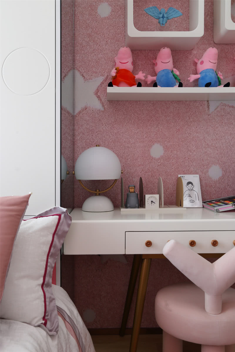 不同于其他空间的安静雅致，女儿房用粉色为主题打造了一个活泼的童话世界，造型独特的云彩吊灯，圆润可爱的座椅都为空间增添了趣味性。床尾安置了储物柜，用来收纳女儿的衣物和玩具，还予空间秩序与自由。