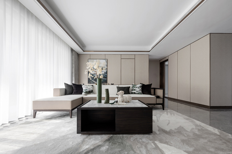 大横厅的空间优势被设计师巧妙捕捉，合理留白与极尽克制地色彩处理，将客厅疏密有致的呈现出来。