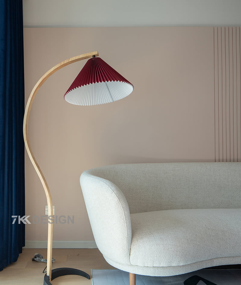 酒红色的灯罩，原木弧形支架与沙发的弧形相呼应，让空间更加灵动。