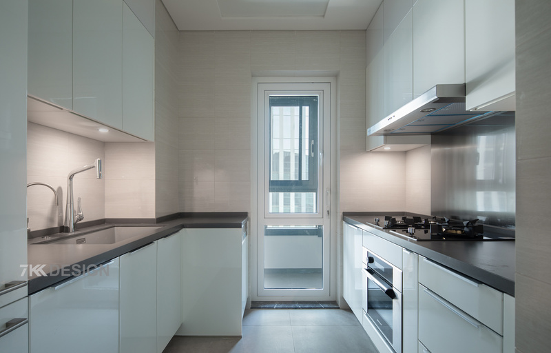 厨房整体白色为主 ，灰色操作台面，营造干净清爽的烹饪环境。