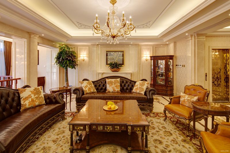 客厅部分在色彩上以浅色暖色调为主，使得空间更为宽敞大方。再搭配以暖色沙发，复古花色地毯，借着温馨宁静的灯光，雅致高贵的气息扑面而来。