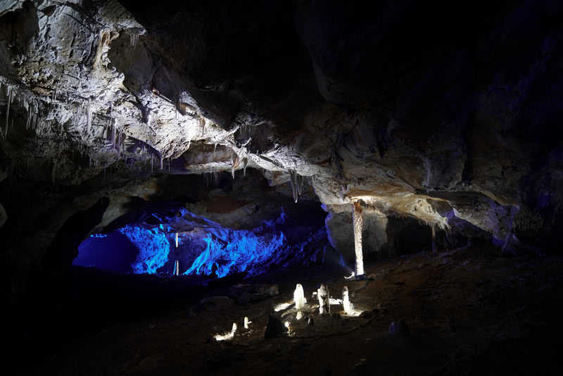 洞腔空间和具体钟乳石地质结构，虚实结合明暗搭配表现。
