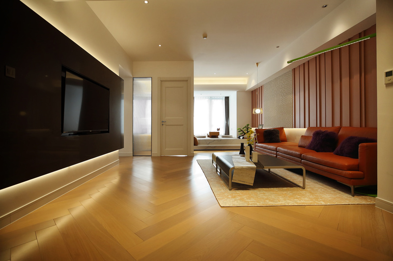 客廳與榻榻米連通，
桃紅色設計在視覺上起到顏色上的切割，
增強視覺衝擊感和直線拉伸感，
形成視覺焦點，
即用顏色引導動線。
