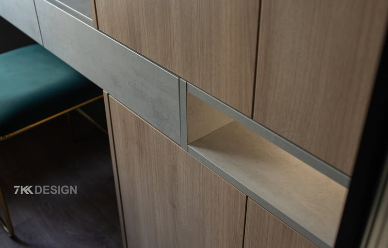 柜体镂空内嵌灯带设计，增加空间通透轻盈感，可以放置精致的摆件做装饰。