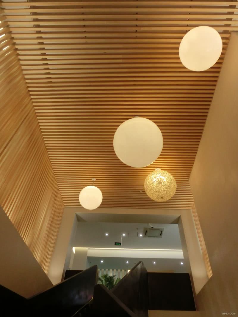 【天井空间】秩序感的樟子松和跳跃的球形灯，让直线和曲线的几何美得以融合。