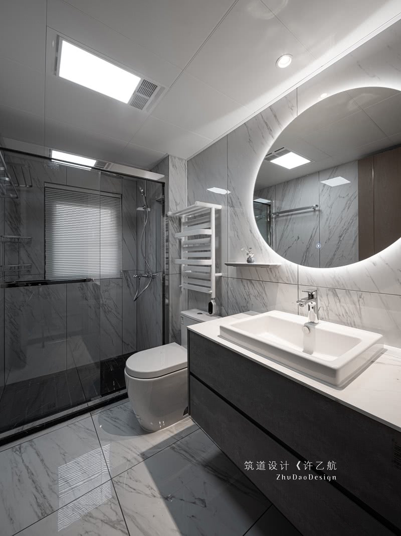 卫生间洗漱柜选择悬空设计，清理卫生无死角，地砖采用浅色系，让空间显得通透。
