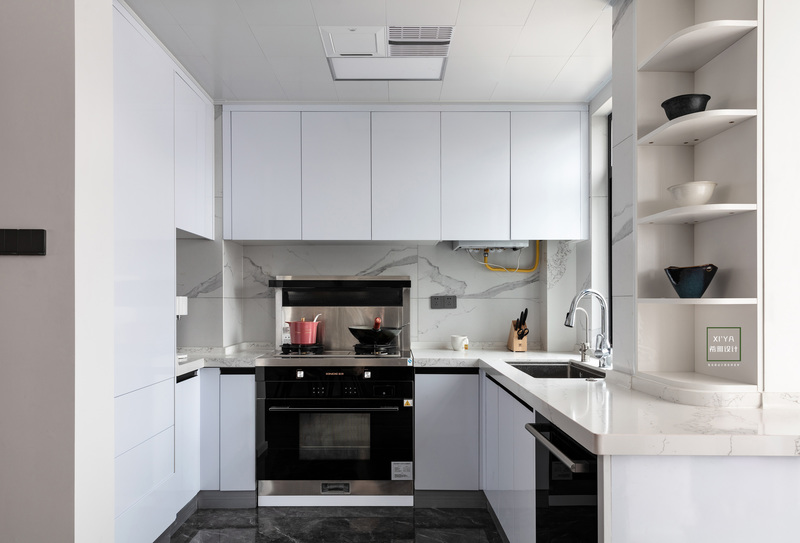 厨房改造是该项目最重要的区域之一，首先摒弃掉所谓的“形式主义”，橱柜造型很简洁，墙面和橱柜采用的白色为主导色，用不同材质的白色来体现空间的质感，开放式的餐厨空间成为了整个居所最具魅力的地方，灵活的行走动线和操作空间，让屋主对烹饪美食和精致生活更加热爱。