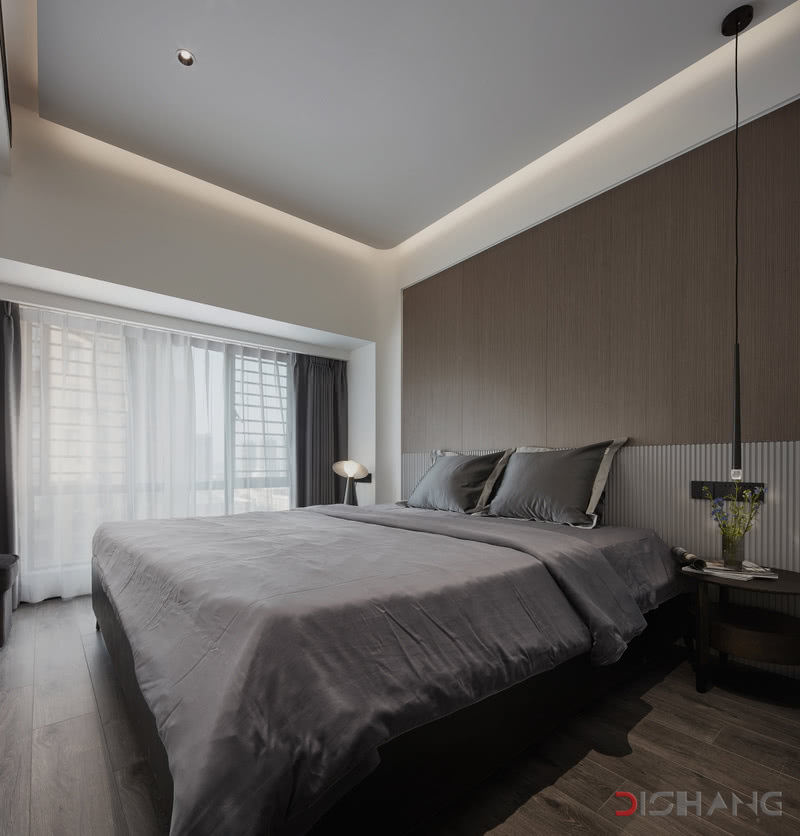 灰色与木色交汇出细腻雅致，配上床头氛围灯，增加休憩空间的品质感，予人温暖而细腻的慰藉，静物之美。
