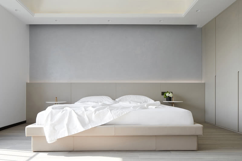 “简与繁”描绘空间肌理
卧室的设计，着重于简与繁的平衡。若过于简单则显得空洞，过于繁复则显无章。因此，卧室延续了客厅灰白的格调，搭配柔和的灯光、简洁的线条以及自然的阳光在此融为一体。