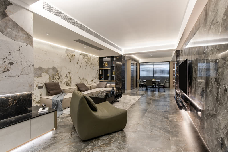 从玄关过渡到客厅，采用潘多拉连纹岩板，使整个空间具有延伸性，视觉上整体更加开阔。