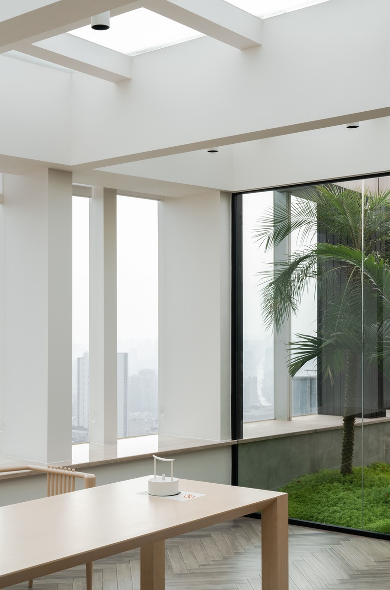第三层是家庭的私人空间，开阔的天窗，加上美丽的空中花园