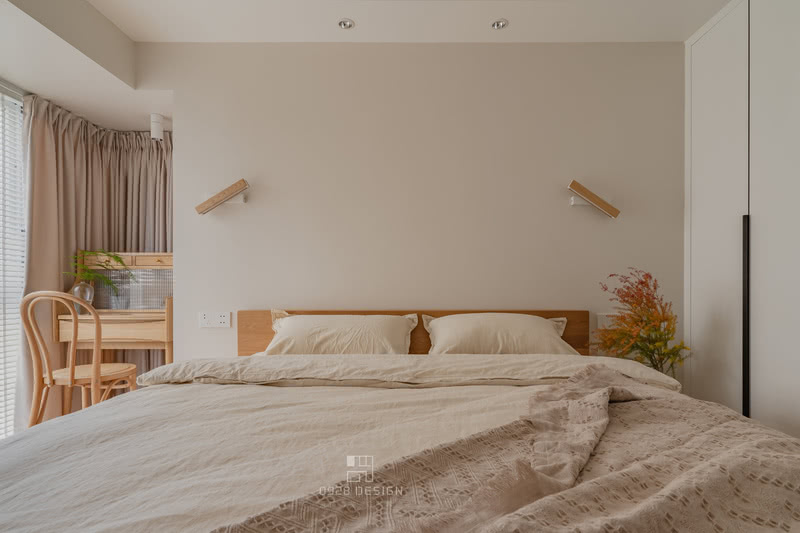 主卧的整体色调由暖灰色原木色进行搭配，棉麻材质的床品，慵懒舒服。壁灯可以调节角度根据不同的位置可调整光线。