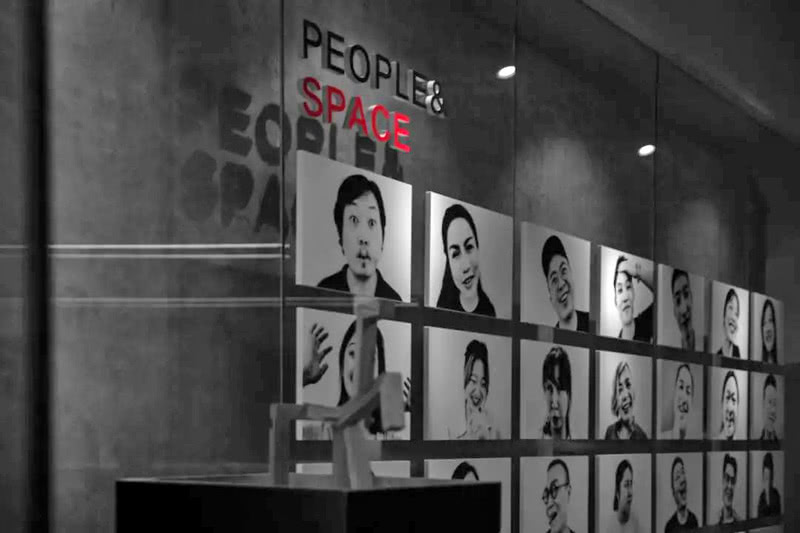 设计师别出心裁地打造了“People Space”照片墙，定格一张张神秘、热情的脸庞，诉说着设计师将混沌想法变为奇妙创意的自信与不凡。