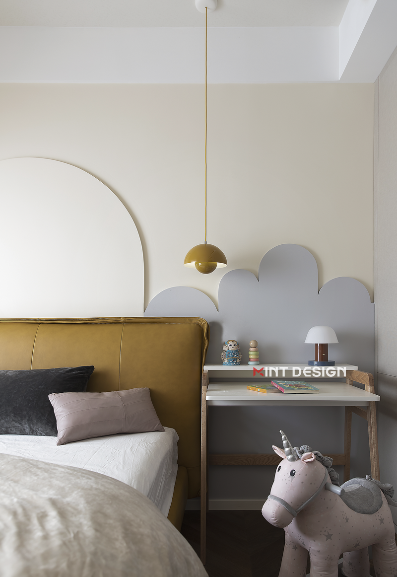 鹅黄色的墙面和白色床品堪称绝配
点缀的灯具赋予空间浪漫又灵动的氛围
柔软的地垫在原木地板上
让生活更加惬意
