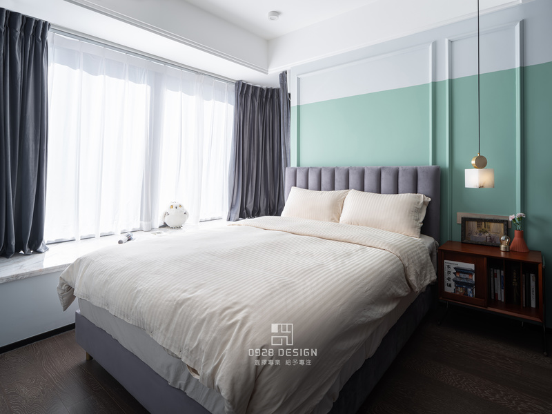 床头增加石膏线并进行拼色处理，使空间看上去更修长。