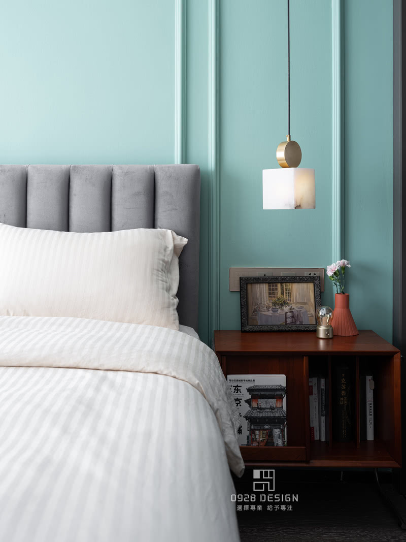 床头小吊灯同样选择做旧处理，温和的光线使空间更温馨。