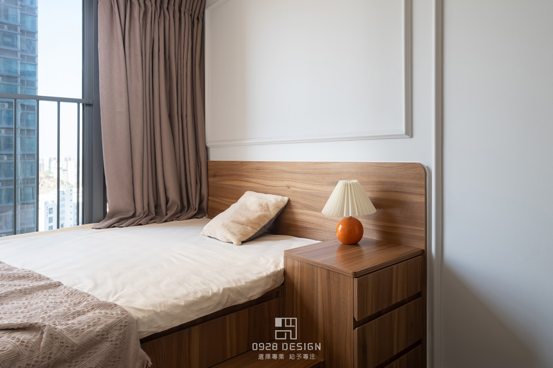 次卧主要是客房功能，为了保证舒适的宽度，设计师将飘窗于榻榻米结合，形成台阶式的上升休息区。床头的位置于榻榻米一体做了床头柜。