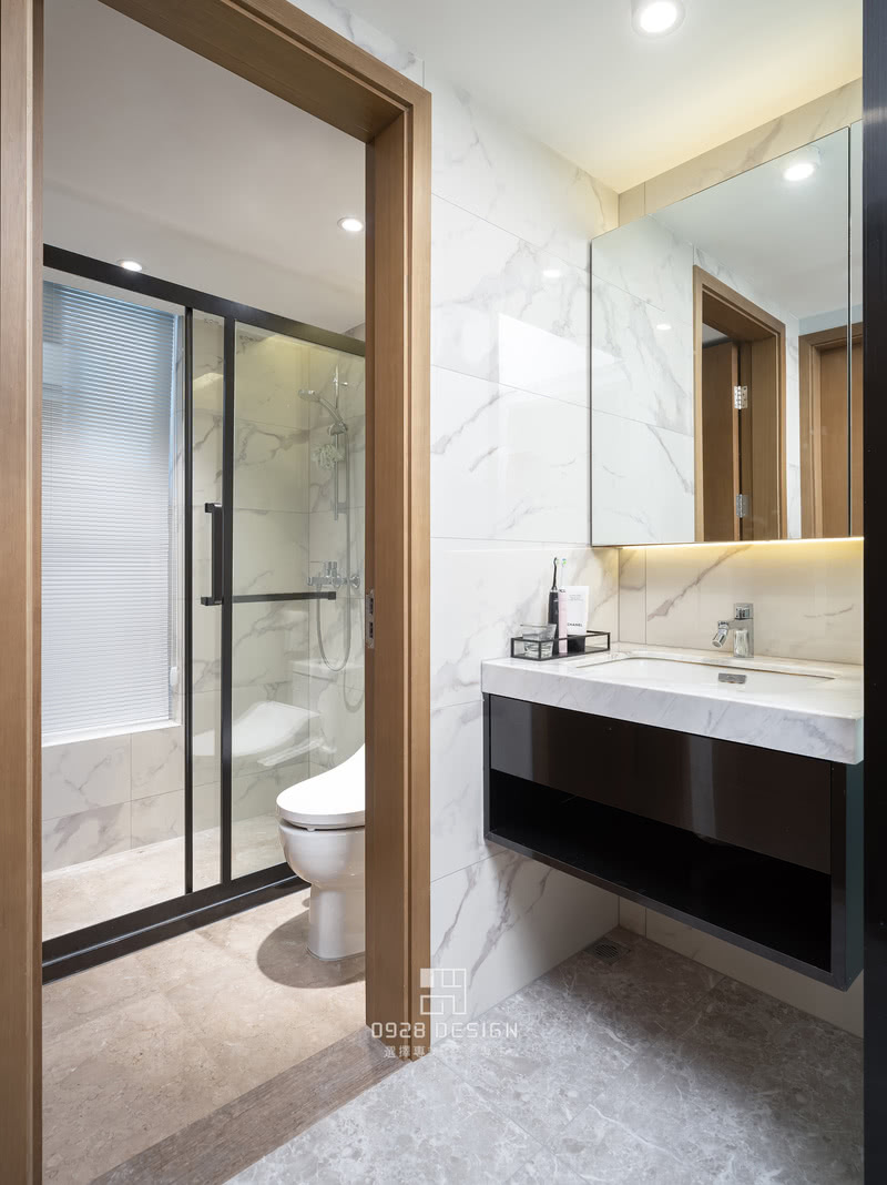 原有卫生间，增加了淋浴间的玻璃隔断和镜柜。