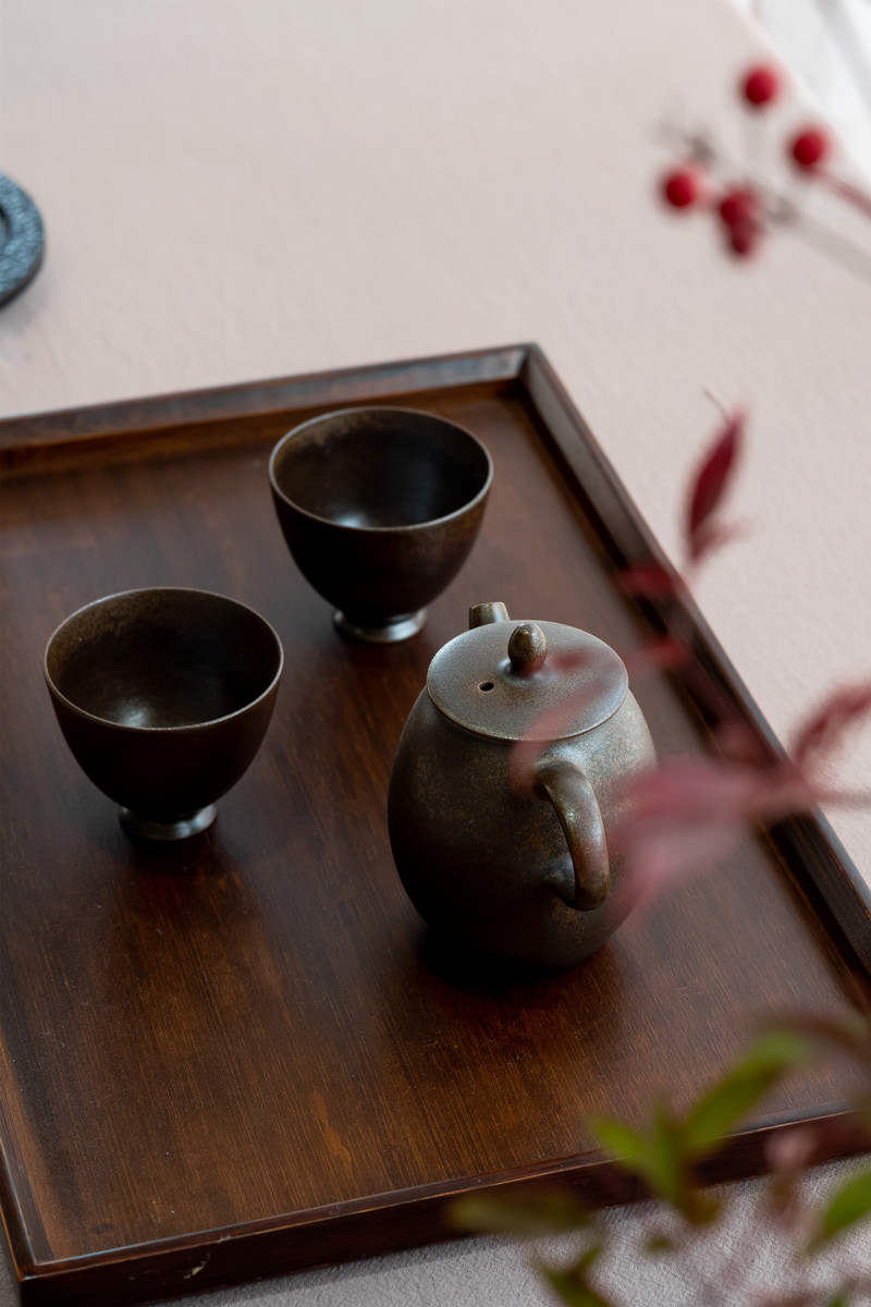 走进去，处处皆是细节，
小桌上的茶具，不似现代装修，
茶即源自古老的文化，
必然以此种方式品尝最为独特。
坐在小桌边，听茶水慢慢煮沸，
咕噜咕噜，取以小扇，轻柔的摇摆，打开茶盅，拿一干净的勺子取适量的茶叶，
根据茶品的不同，
或直接以沸水过之，或需经多次的锤炼，香气更为浓郁，
味蕾所感知的味道更为正宗。