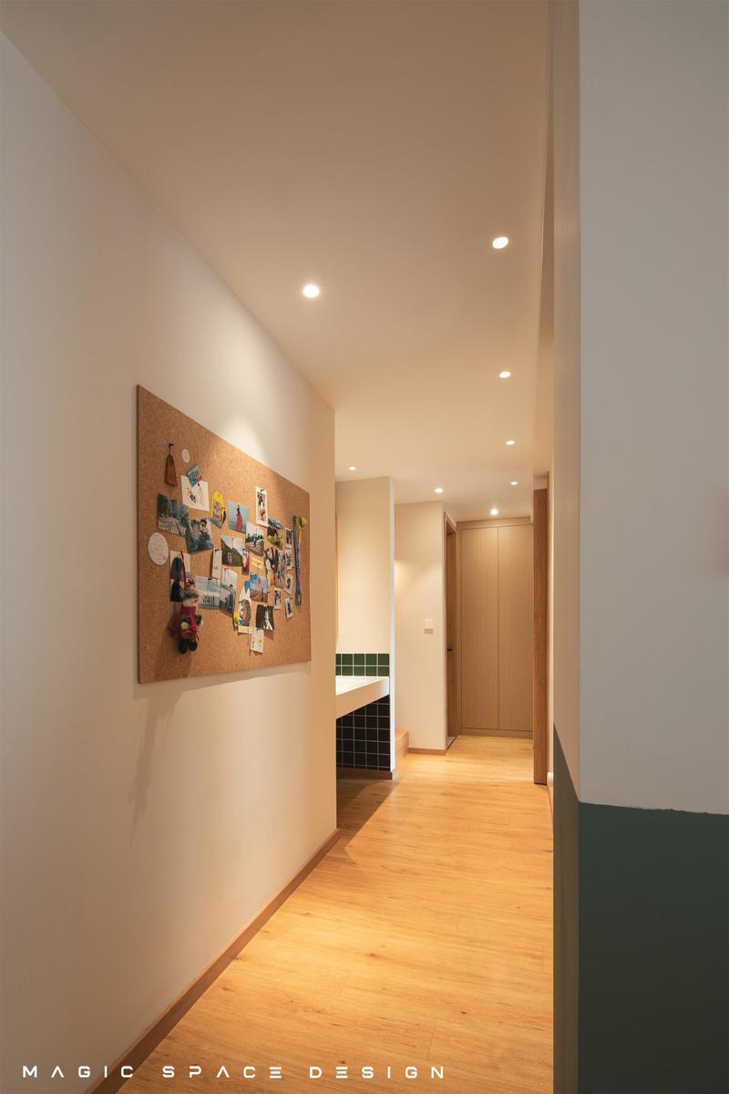 卫浴的洗手间移到走廊，上方做收纳，合理的规划了空间。